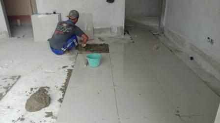 Memasang lantai keramik dengan menggunakan agregat halus