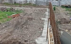 Besi tulangan penahan tanah tengah proses bekisting