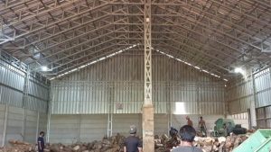 Konstruksi gudang yang terbuat dari material baja ringan dengan bentuk cremona