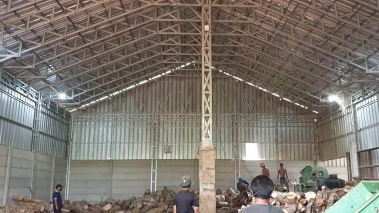 Konstruksi gudang yang terbuat dari material baja ringan dengan bentuk cremona