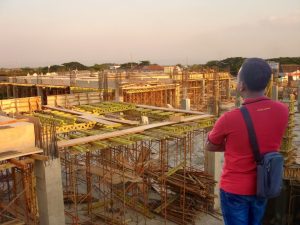 Contoh pemasangan bekisting kayu pada proyek bangunan bertingkat