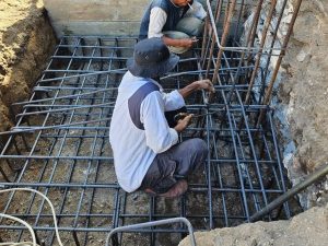 Salah satu proses pembesian yang dilaksanakan oleh tukang besi